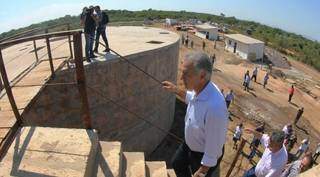 Governador Reinaldo Azambuja em visita a uma das estações da Sanesul (Foto: Governo de MS/Divulgação) 