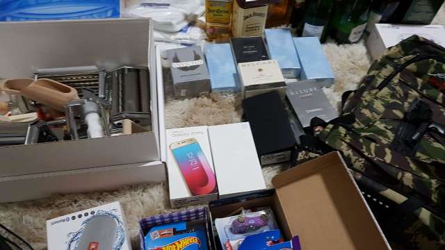 Servidora da Receita Federal &eacute; presa por desviar perfumes, bebidas e at&eacute; piscina