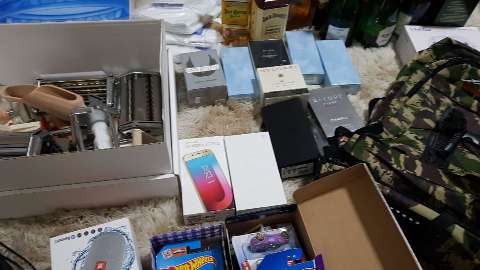 Servidora da Receita Federal &eacute; presa por desviar perfumes, bebidas e at&eacute; piscina