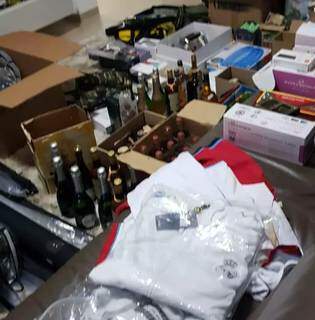 Servidora da Receita Federal &eacute; presa por desviar perfumes, bebidas e at&eacute; piscina
