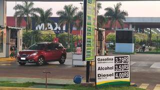 Carro com placa brasileira aproveita menor preço do combustível no lado paraguaio para abastecer, ontem, em Pedro Juan (Foto: Ademir Almeida)