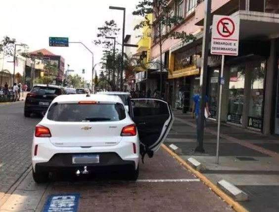 Para evitar fila dupla, prefeitura cria vagas de desembarque no Centro