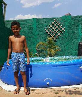 Pedro, de 7 anos, ainda não conseguiu entrar na piscina hoje (Foto: Direto das Ruas) 