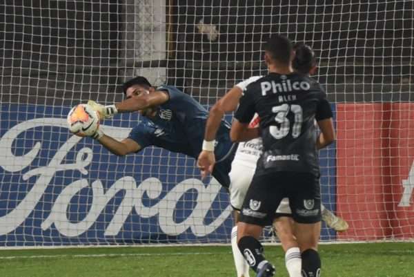 Com defesas de Jo&atilde;o Paulo, Santos bate Olimpia e est&aacute; nas oitavas de final 