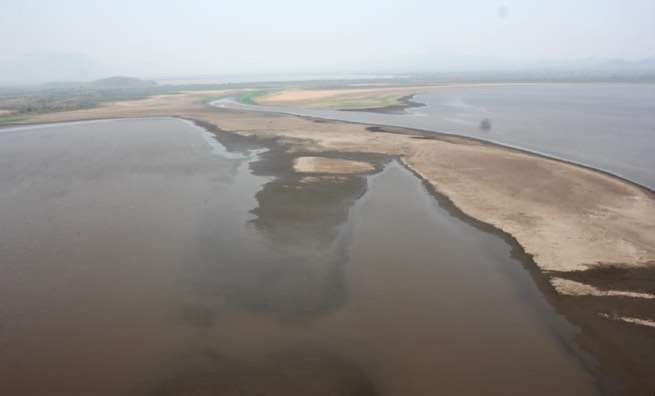 Imagem mostra área antes alagada agora com bancos de areia por causa da seca (Foto: Chico Ribeiro/Ascom)