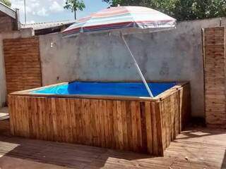Esta aqui é a piscina feita à mão com palete e lona, que custou apenas R$ 600 (Foto: Arquivo Pessoal)