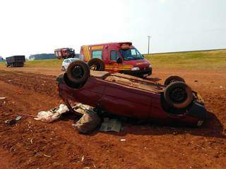 Fiat Uno capotado próximo à rodovia. (Foto: O Correio News)