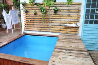 Já por R$ 50, pai e filha reformaram parte do quintal e melhoram a aparência da piscina (Foto: Paulo Francis)