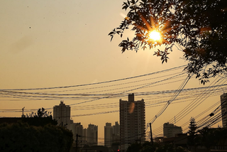 Amanhecer visto da região central com o sol já brilhante forte, por volta das 6h30 deste sábado (Foto: Kisie Aionã)