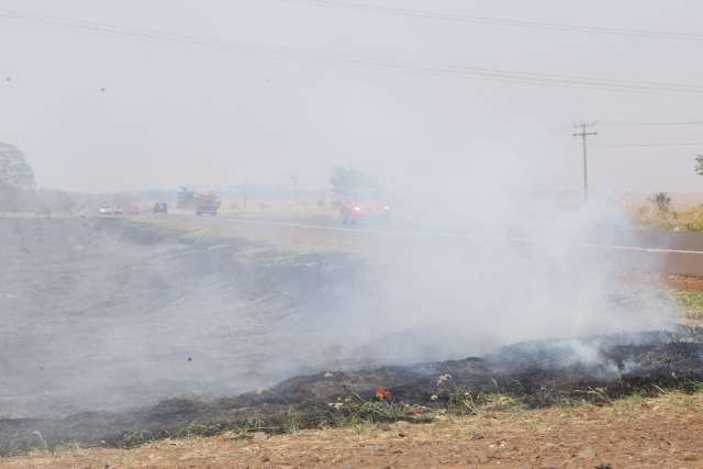 Fogo e fuma&ccedil;a &agrave;s margens da BR-060 coloca viajantes em risco