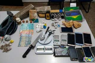 Pol&iacute;cia prende seis pessoas e apreende adolescente com maconha e coca&iacute;na