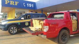 Caminhonetes s&atilde;o apreendidas com mais de 3 toneladas de maconha