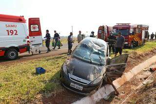 A caminho de balne&aacute;rios, carros colidem e 2 pessoas ficam feridas ap&oacute;s capotagem