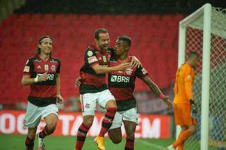 &Eacute;verton Ribeiro sai do banco e comanda vit&oacute;ria do Flamengo sobre Athletico-PR