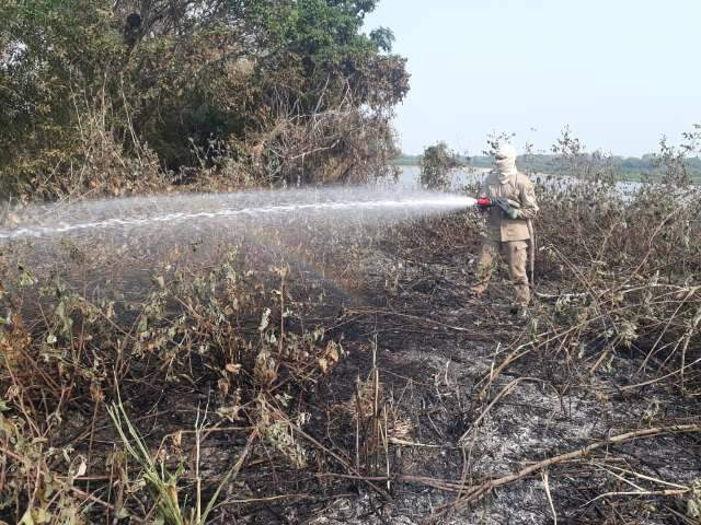 Bombeiros levam 20h para combater inc&ecirc;ndio que amea&ccedil;ava moradores em distrito