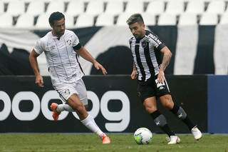 Disputa de bola entre jogadores do Botafogo e Fluminense, durante partida neste domingo (Foto: Vitor Silva / Botafogo)