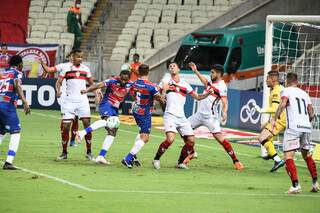 Disputa de bola no jogo desta noite. (Foto: Estadão Conteúdo) 