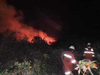 Bombeiros levam 20h para combater inc&ecirc;ndio que amea&ccedil;ava moradores em distrito