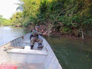 PMA apreende petrechos ilegais em domingo de fiscaliza&ccedil;&atilde;o do Rio Miranda