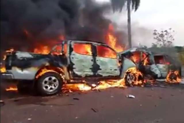 V&iacute;deo: carros colidem de frente e pegam fogo na BR-060