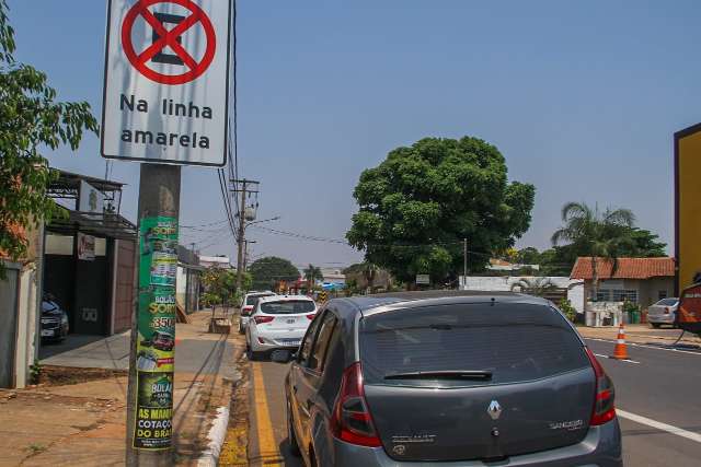 Corredor de &ocirc;nibus na Rua Brilhante vira estacionamento e leitor reclama