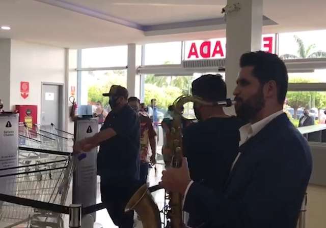 Funcion&aacute;rios cantam e aplaudem clientes na reabertura do Shopping China