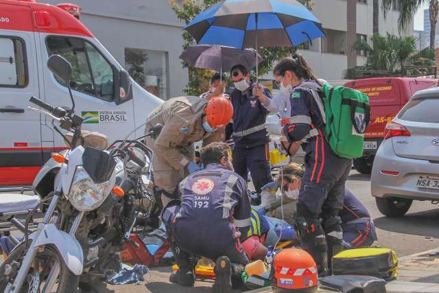 Carro bate em moto e atinge pedestre na saída da fisioterapia 