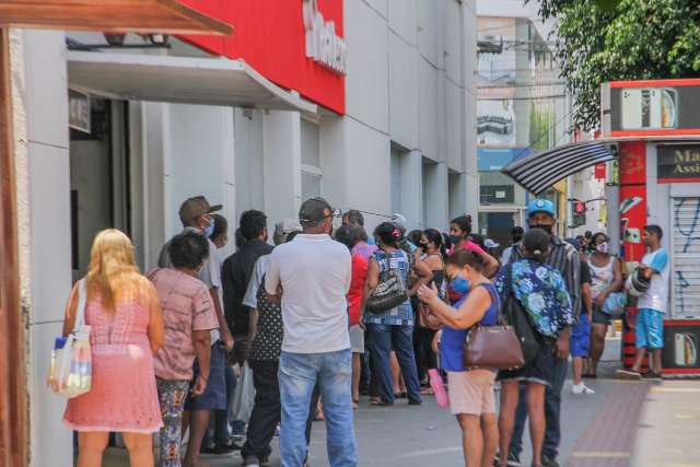 Na fila do banco, idosos reclamam de espera por mais de 3 horas no calor&atilde;o