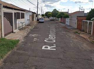 Jovem chama a pol&iacute;cia ap&oacute;s tentar matar colega de quarto a facadas