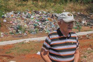 Lixo já está ali há um tempo e cada vez maior, diz seu Nilson. (Foto: Marcos Maluf)