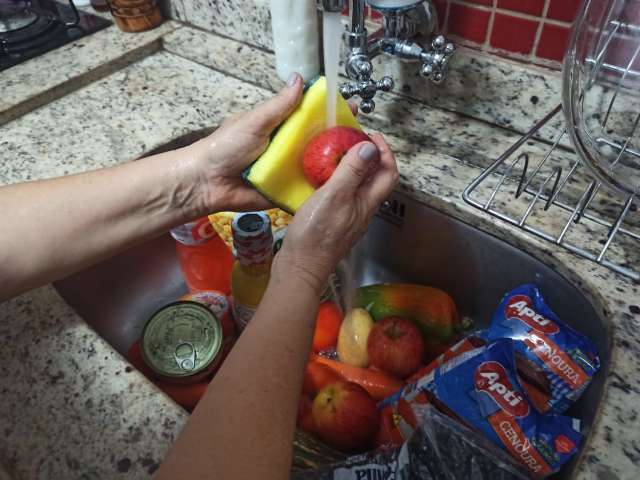 Pouco mais da metade dos leitores continua lavando compras 