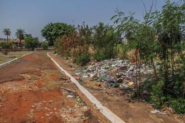 Lixo acumula at&eacute; em pontilh&atilde;o movimentado da Ernesto Geisel 