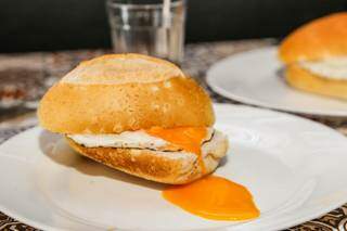 O pão com ovo servido no pão frânces. (Foto: Kísie Ainoã)