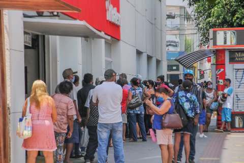 Na fila do banco, idosos reclamam de espera por mais de 3 horas no calorão