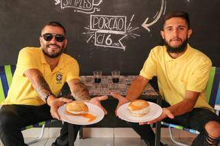 Hamilton e Juliano são donos do negócio que tem cerveja e pão com ovo do café ao jantar. (Foto: Kísie Ainoã)