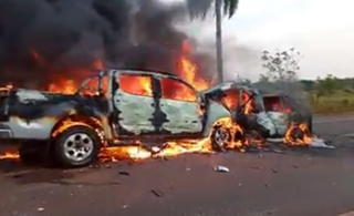 Carros foram consumidos pelo fogo, na manhã desta segunda-feira (Foto: reprodução/vídeo) 