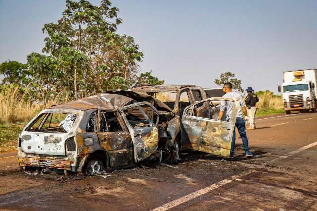 Motorista morreu carbonizado em acidente entre S10 e carro na BR-060