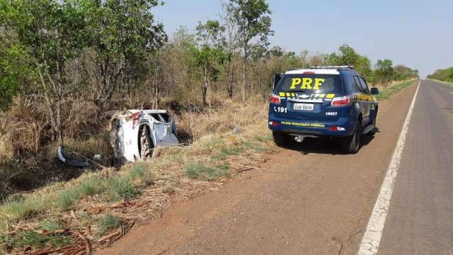 Traficante foge, polícia atira de fuzil em pneus e carro capota na BR-262