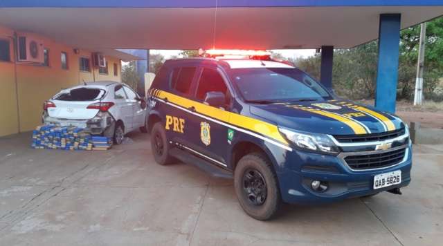 Casal &eacute; preso com 126 quilos de maconha ao tombar carro roubado em persegui&ccedil;&atilde;o