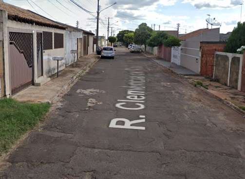 Jovem chama a pol&iacute;cia ap&oacute;s tentar matar colega de quarto a facadas
