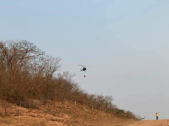 Combate ao fogo &eacute; feito &agrave; noite e com brigadistas &quot;lan&ccedil;ados&quot; de helic&oacute;ptero 