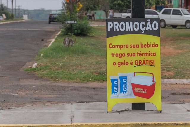 Debaixo de 40 graus, moradores apelam ao &quot;gelo gr&aacute;tis&quot; para suportar o calor