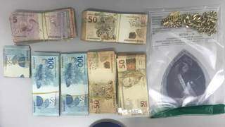 Dois s&atilde;o presos com R$ 34 mil do tr&aacute;fico de drogas escondidos em casa