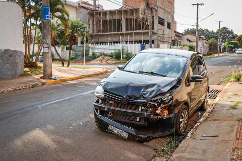 Sem CNH, motorista invade preferencial, bate em caminhonete e causa capotagem