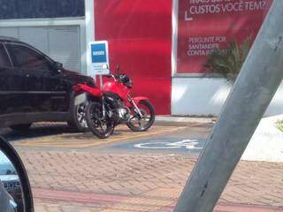 Moto estacionada em vaga para deficientes (Foto: Direto das Ruas)