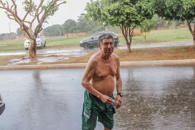 Aos 72 anos, Francisco comemora erro da previs&atilde;o com banho de chuva