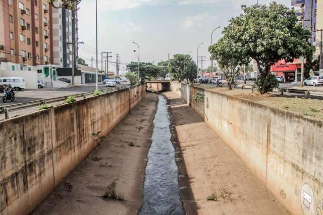 C&oacute;rregos da Capital viram filetes d&#039;&aacute;gua sob reflexo da estiagem e onda de calor