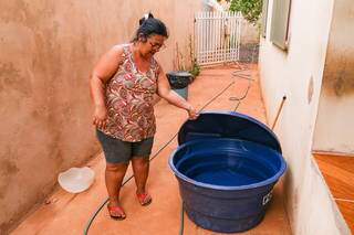 Racionamento j&aacute; &eacute; realidade de bairro em que &eacute; preciso buscar &aacute;gua em parentes