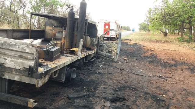 Carregada com botij&otilde;es de g&aacute;s, caminhonete pega fogo e fica destru&iacute;da na BR-262