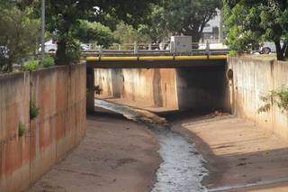 C&oacute;rregos da Capital viram filetes d&#039;&aacute;gua sob reflexo da estiagem e onda de calor
